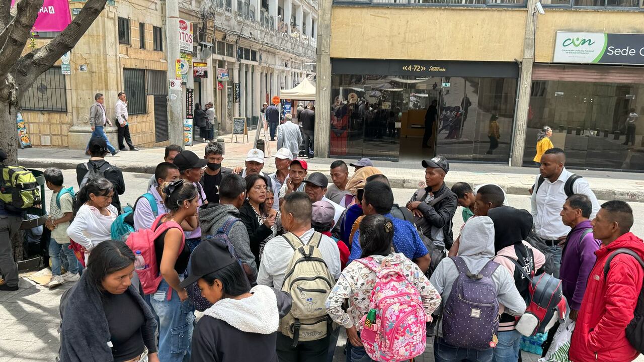 Indígenas hacen plantón en el Ministerio del Interior.