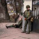 Un soldado ucraniano se sienta herido en el fuego cruzado dentro de la ciudad de Kiev, Ucrania, el viernes 25 de febrero de 2022. Rusia presionó su invasión de Ucrania a las afueras de la capital el viernes después de desatar ataques aéreos en ciudades y bases militares y enviar tropas y tanques de tres lados en un ataque que podría reescribir el orden de seguridad global posterior a la Guerra Fría. (Foto AP/Emilio Morenatti)