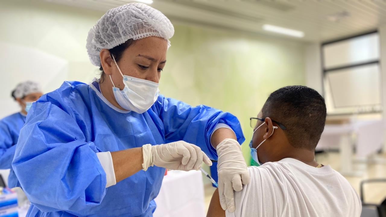 Más de 2 mil millones de vacunas contra el coronavirus han sido aplicadas en todo el mundo