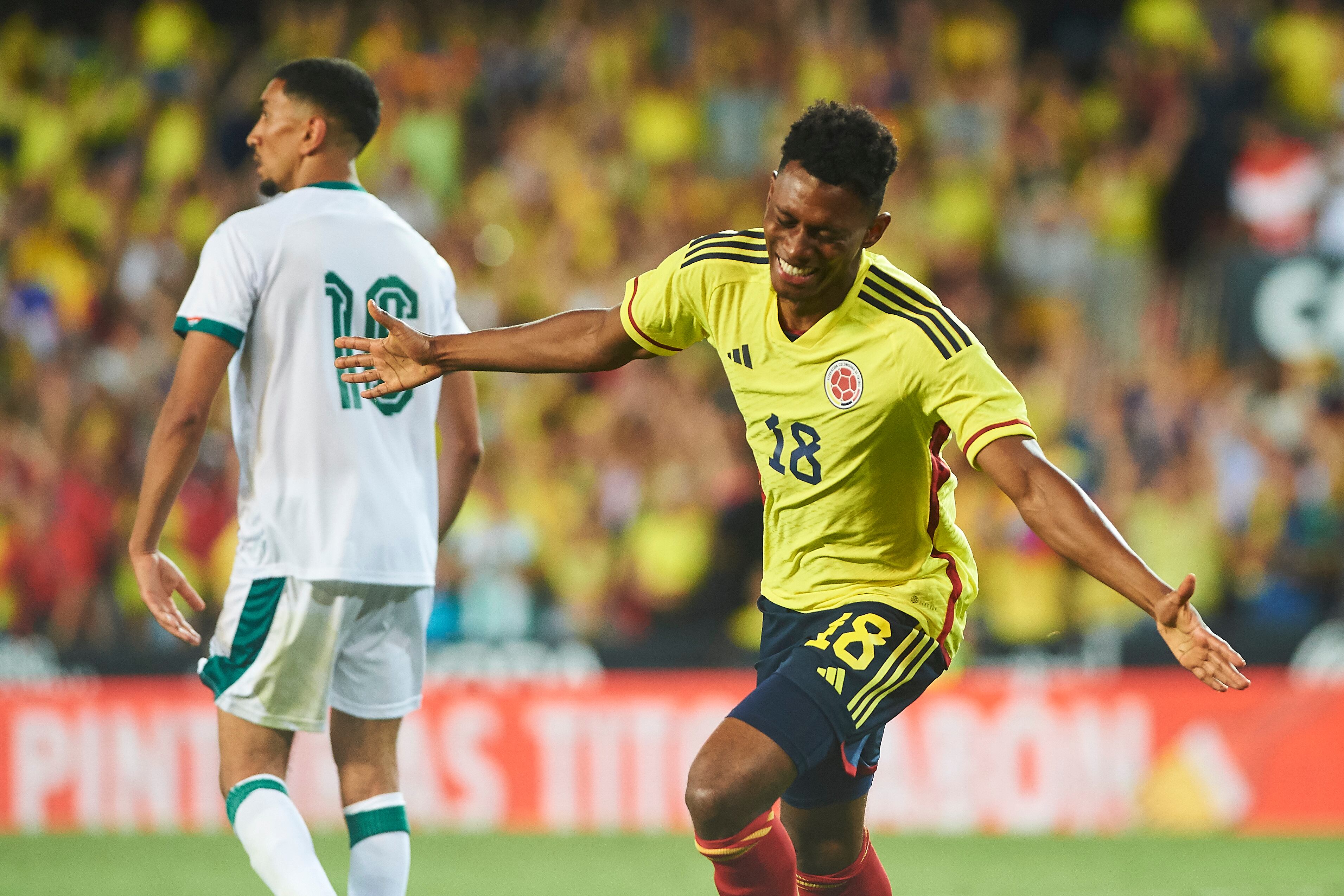 VALENCIA, ESPAÑA - 16 DE JUNIO: Mateo Cassierra de Colombia celebra después de marcar el primer gol de su equipo durante el partido amistoso internacional entre Colombia e Irak en el Estadio Mestalla el 16 de junio de 2023 en Valencia, España. (Foto de María José Segovia/DeFodi Images vía Getty Images)