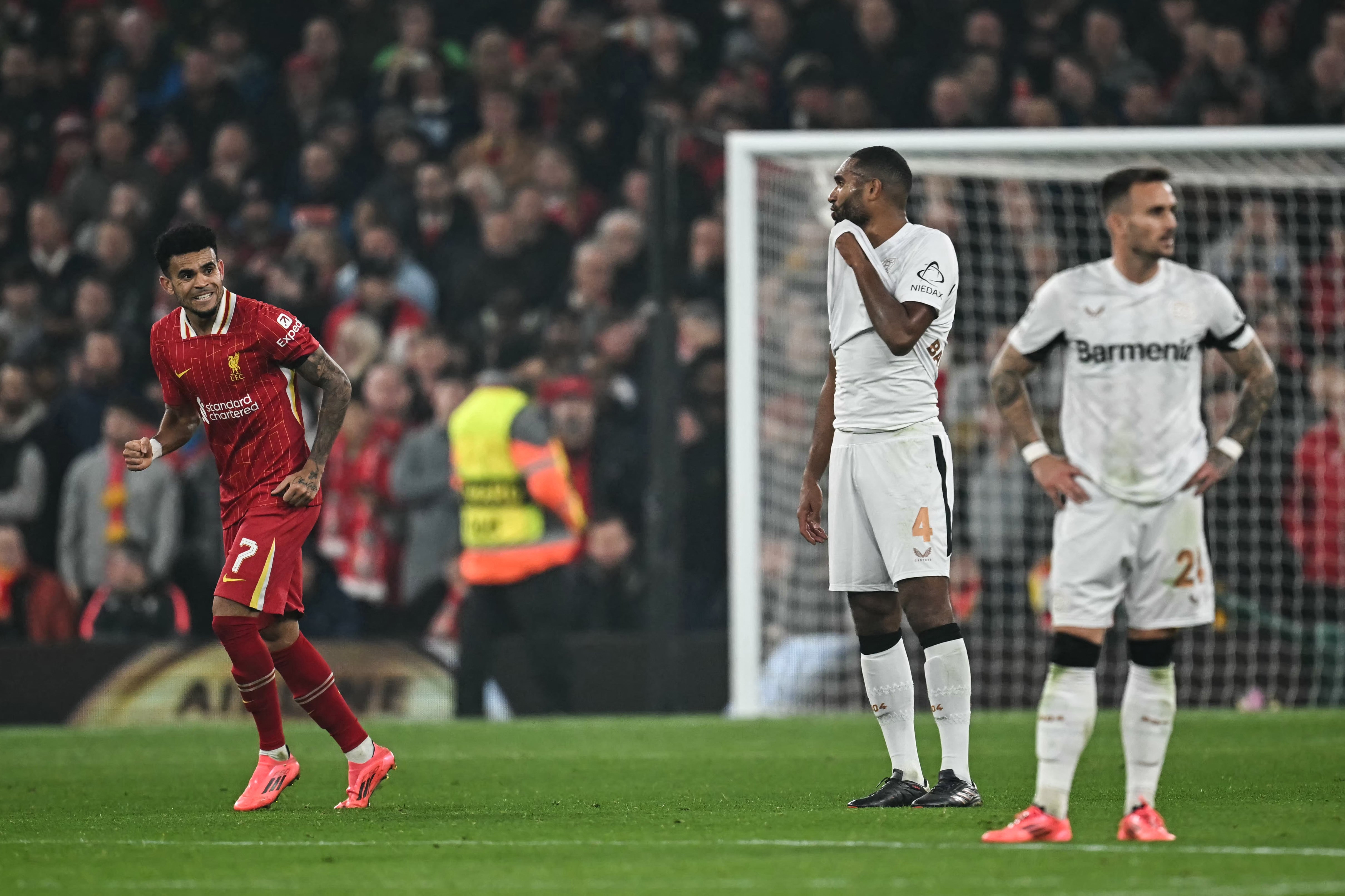 El centrocampista colombiano del Liverpool #07 Luis Díaz (i) celebra tras marcar el primer gol de su equipo durante el partido de fútbol de la Liga de Campeones de la UEFA entre el Liverpool y el Bayer Leverkusen en el estadio de Anfield, en Liverpool, noroeste de Inglaterra, el 5 de noviembre de 2024.