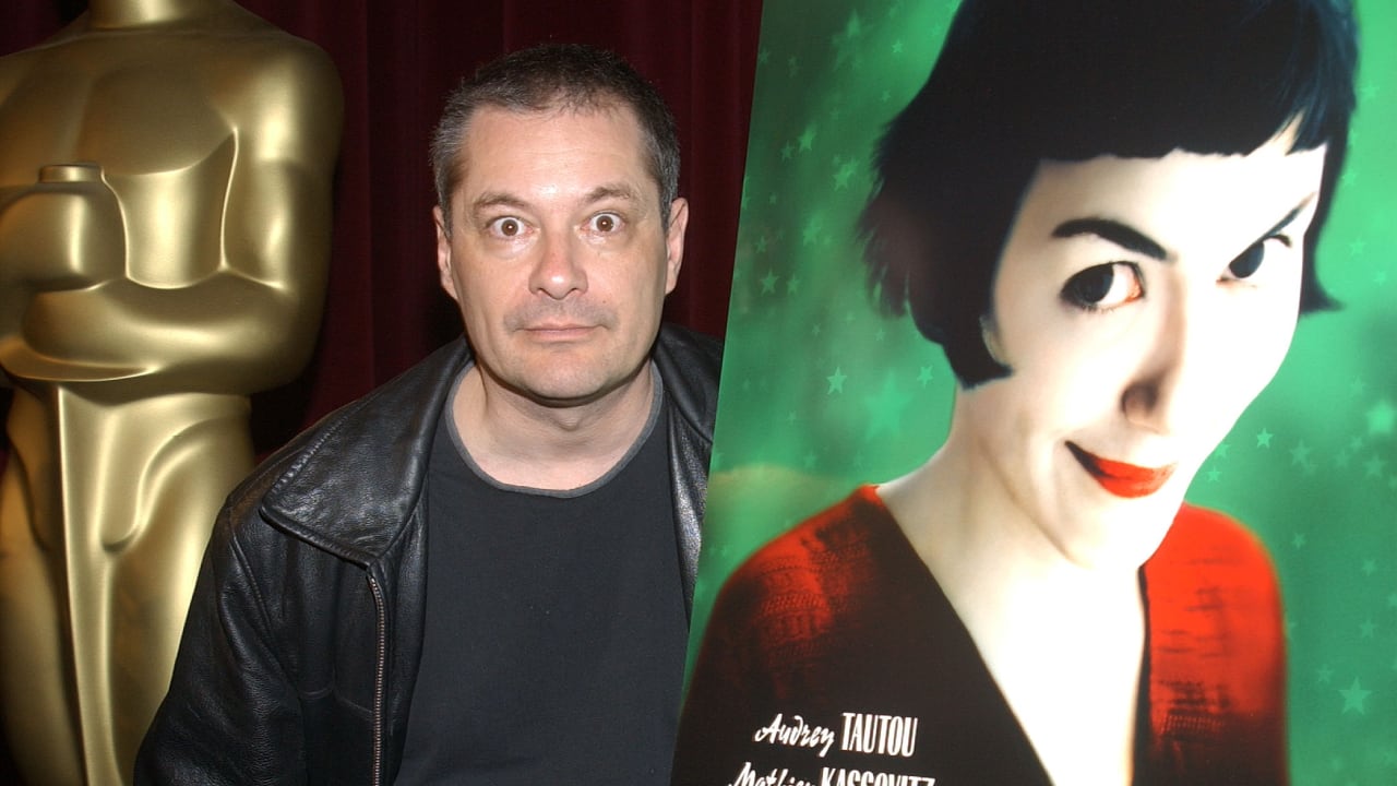 Jean-Pierre Jeunet posando junto al cartel de la película ‘Amélie’.