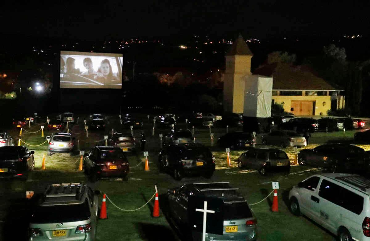 Entre los protocolos de seguridad para clientes se encuentra la venta exclusiva de boletas a través de internet  y el uso obligatorio de tapabocas en caso de requerir el servicio de baños. Guillermo Torres / Semana