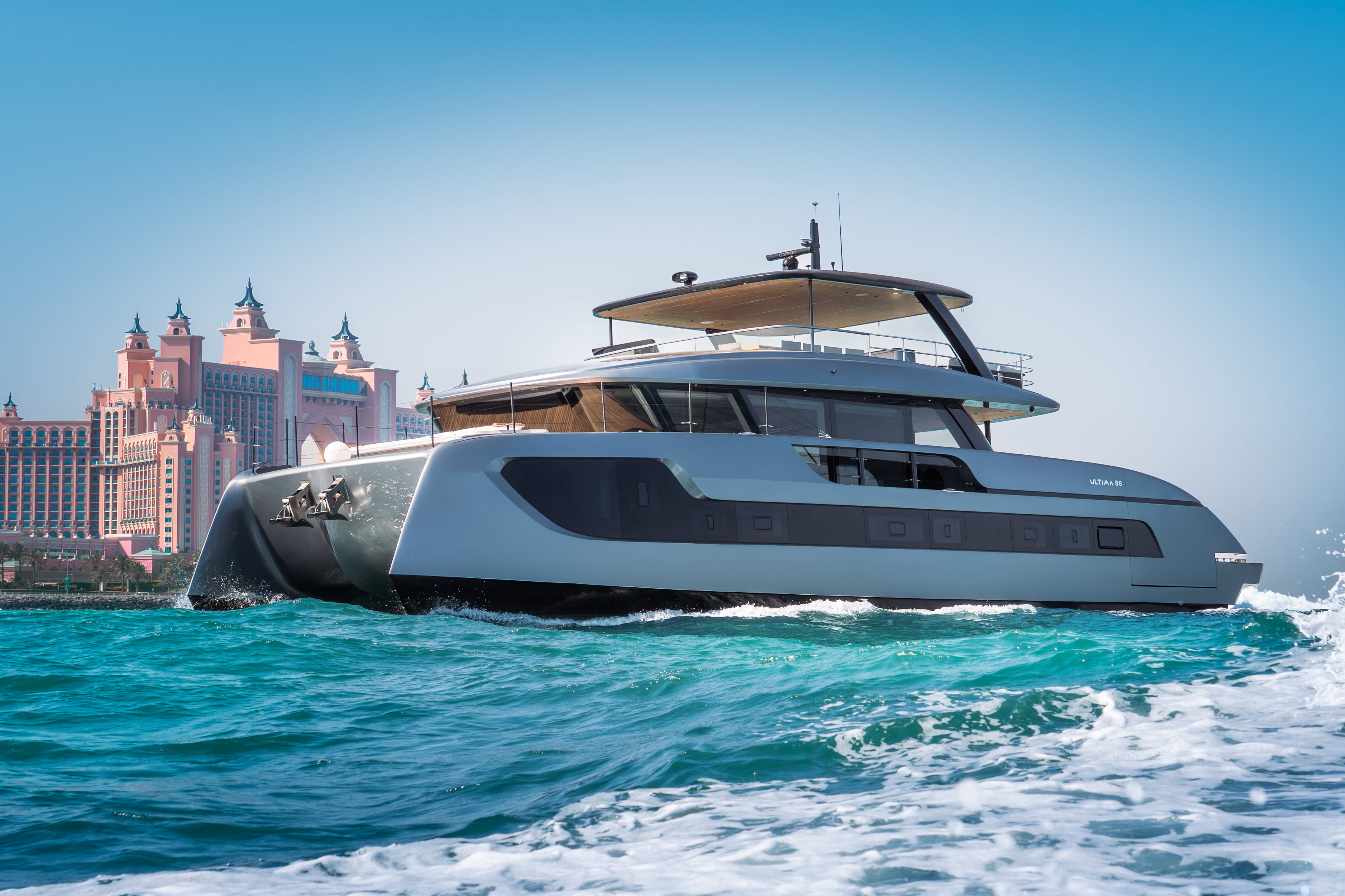 El catamarán tiene 26,8 metros de eslora y una velocidad de 48 kilómetros por hora. Muy sostenible, cuenta con una “piel solar” o paneles solares integrados al exterior y propulsión híbrida.