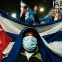 Un manifestante sostiene una bandera cubana durante una manifestación contra el gobierno cubano, en Buenos Aires, Argentina, el miércoles 14 de julio de 2021. La manifestación se produjo después de un raro fin de semana de protestas contra el régimen comunista en la nación isleña. (Foto AP / Victor R. Caivano)
