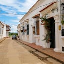 Calle típica y edificios históricos blancos de Santa Cruz de Mompox, Colombia, Patrimonio de la Humanidad