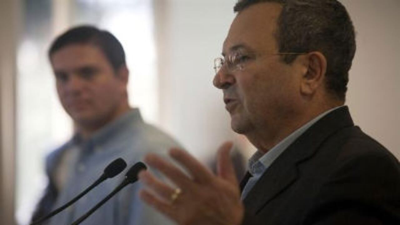 El ministro de defensa de Israel, Ehud Barak (d), habla durante una rueda de prensa conjunta con su homólogo de Colombia, Juan Carlos Pinzón.