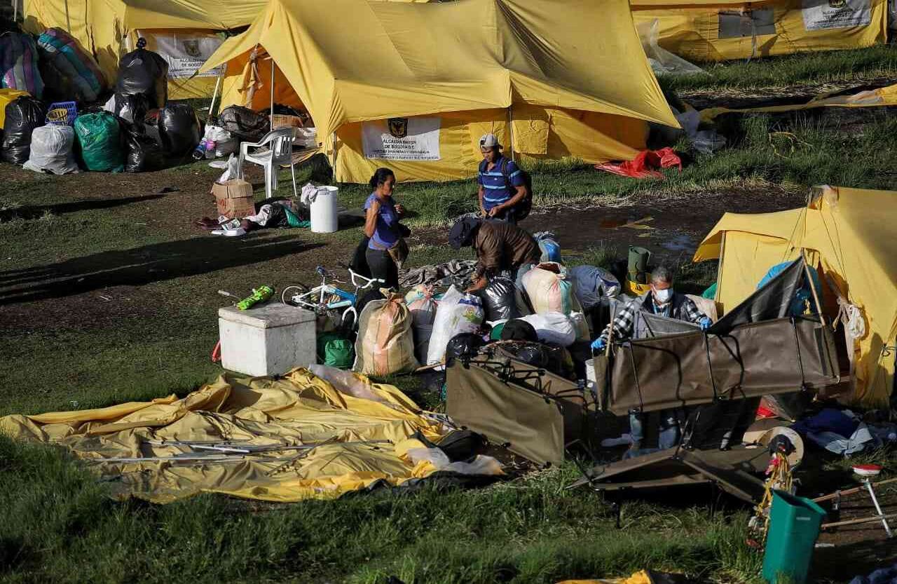 Desde hace una semana la Alcaldía venía ofreciédoles a los migrantes servicio de mudanza, bodegaje para su equipaje por 30 días y transporte a la frontera con Venezuela, a Rumichaca para aquellos que quisieran continuar su travesía hacia el sur del continente, y a otras ciudades de Colombia donde tuvieran redes de apoyo o familiares. 