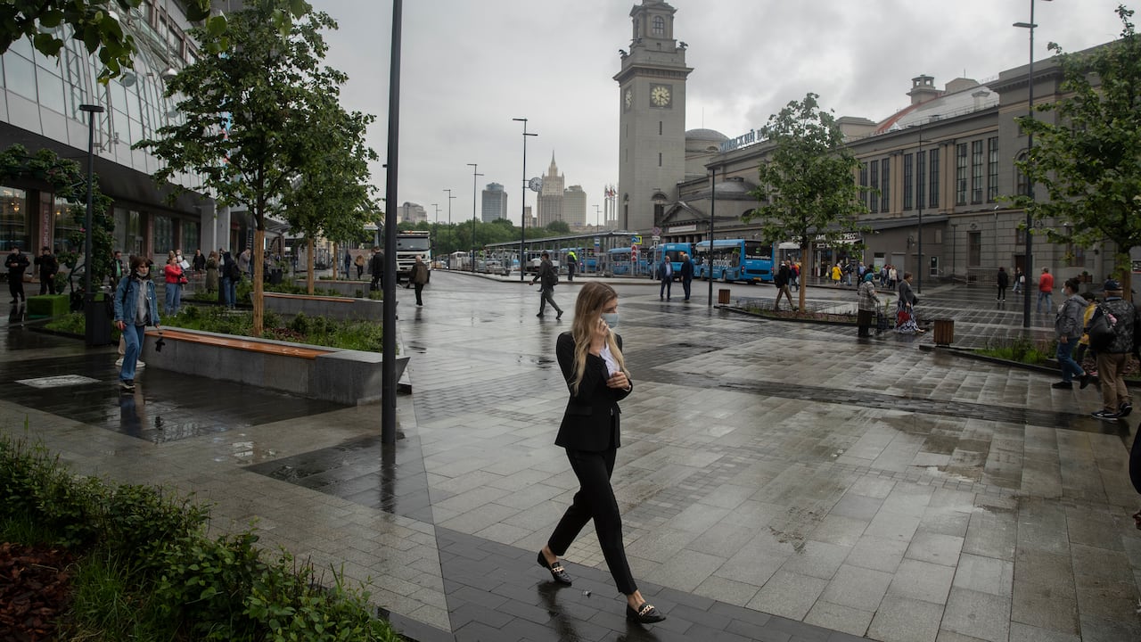 Mujer caminando por las calles de Moscú. (AP Photo/Pavel Golovkin, file)