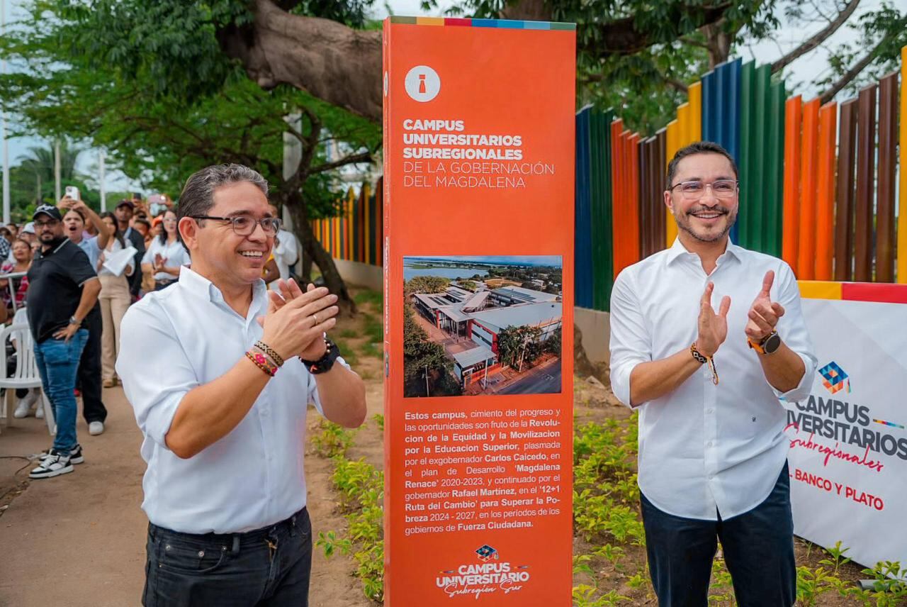El gobernador del Magdalena, Rafael Martínez, junto al exgobernador del departamento, Carlos Caicedo.
