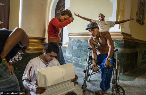 Una familia se despide de un niño que yace en un pequeño ataúd. Foto: cortesía Juan Arredondo / DailyMail.