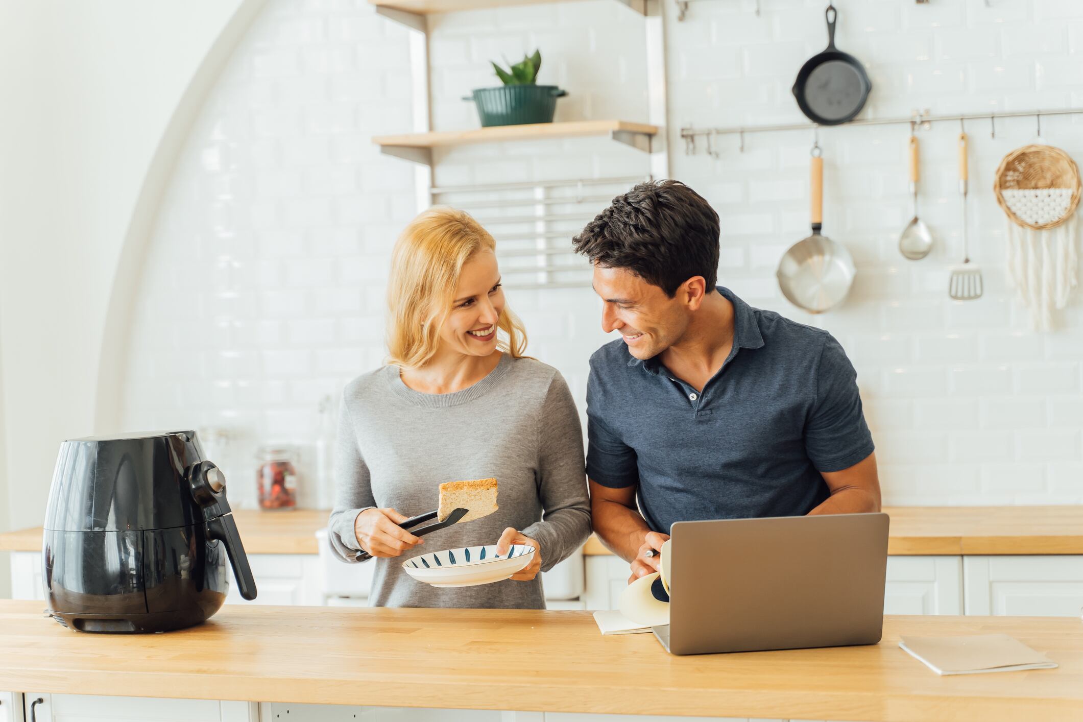Prolongue la vida de su air fryer: aprenda a limpiarla correctamente y evita daños costosos.