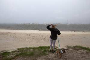 En La Habana, de 2,1 millones de habitantes, se encuentran 90.000 clientes sin electricidad, dijo a la televisión estatal un funcionario de la Unión Eléctrica, mientras que en la vecina provincia de Artemisa 117.434 clientes se quedaron sin el servicio.Photographer: Juan Manuel Barrero Bueno/Bloomberg via Getty Images