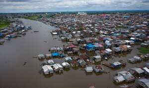 Barcos navegan por el río Nanay en la comunidad de Belén en Iquitos, Perú. A pesar del escándalo que sacudió al gobierno en la capital peruana cuando más de 480 funcionarios del gobierno aprovecharon sus posiciones privilegiadas para recibir en secreto las primeras vacunas antes de trabajadores de la salud que luchan contra la nueva pandemia de coronavirus, 66 personas con conexiones en Iquitos saltaron la cola esta semana para vacunarse contra el COVID-19. Foto: AP / Rodrigo Abd.