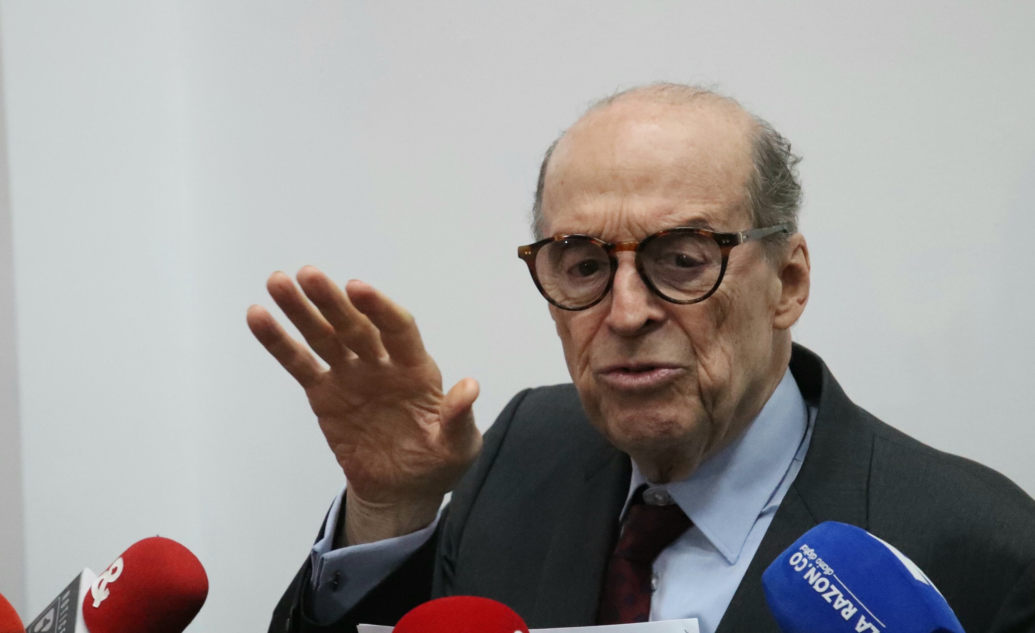 Excanciler Álvaro Leyva en rueda de prensa en la Procuraduría General de la Nación