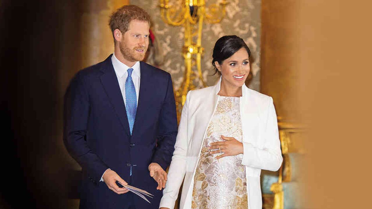 La duquesa de Sussex ha llamado la atención porque a menudo se toca la barriga. Aquí, en los 50 años de la investidura del príncipe de Gales, padre de Harry, en elPalacio de Buckingham