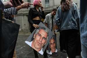 Un grupo de protesta llamado "Hot Mess" sostiene carteles de Jeffrey Epstein frente al tribunal federal el 8 de julio de 2019 en la ciudad de Nueva York. (Foto de Stephanie Keith/Getty Images)
