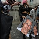 Un grupo de protesta llamado "Hot Mess" sostiene carteles de Jeffrey Epstein frente al tribunal federal el 8 de julio de 2019 en la ciudad de Nueva York. (Foto de Stephanie Keith/Getty Images)