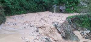 Una creciente súbita en la quebrada el Canelo, mantiene cerrada la vía Los Curos - Málaga.