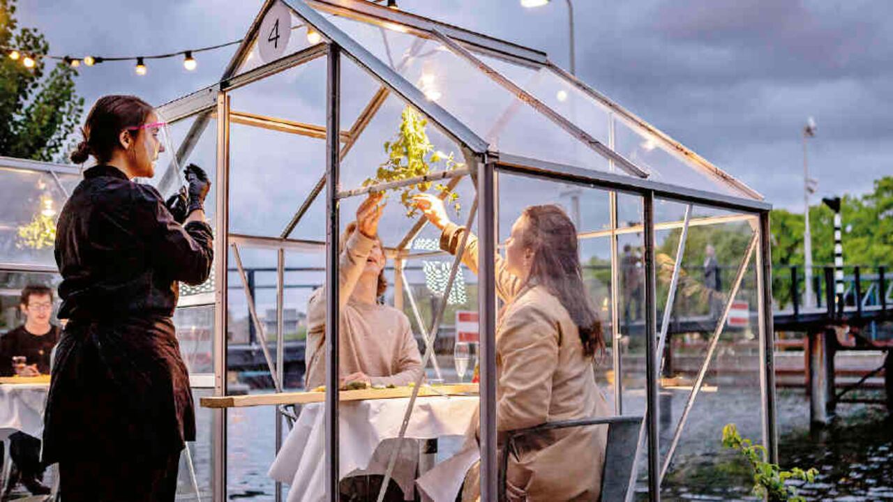 El restaurante Mediamatic, en Ámsterdam, recurrió a estas pequeñas cabinas para separar a sus clientes y poder atender al 100 por ciento de su capacidad respetando las distancias.