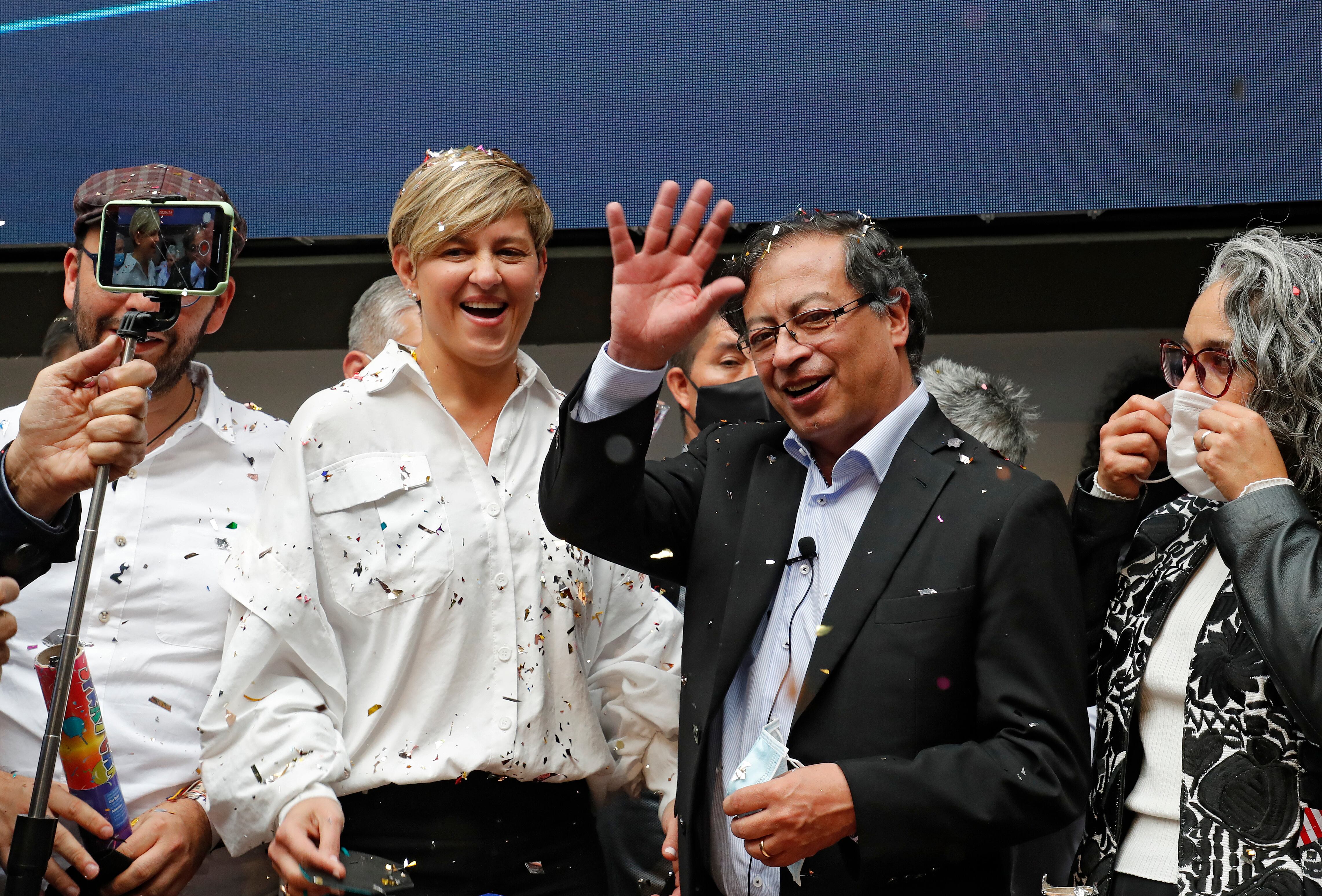 El precandidato presidencial Gustavo Petro acudió  con su esposa Verónica Alcocer García a la Registraduría Nacional para inscribirse para participar en la consulta que hará el Pacto Histórico el 13 de marzo
Bogota enero 20 del 2022
Foto Guillermo Torres Reina / Semana