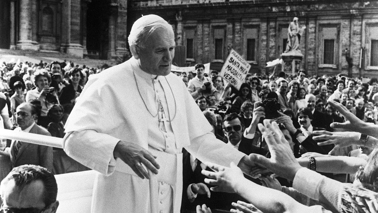 Juan Pablo II minutos antes del atentado en la plaza de San Pedro, en el Vaticano.