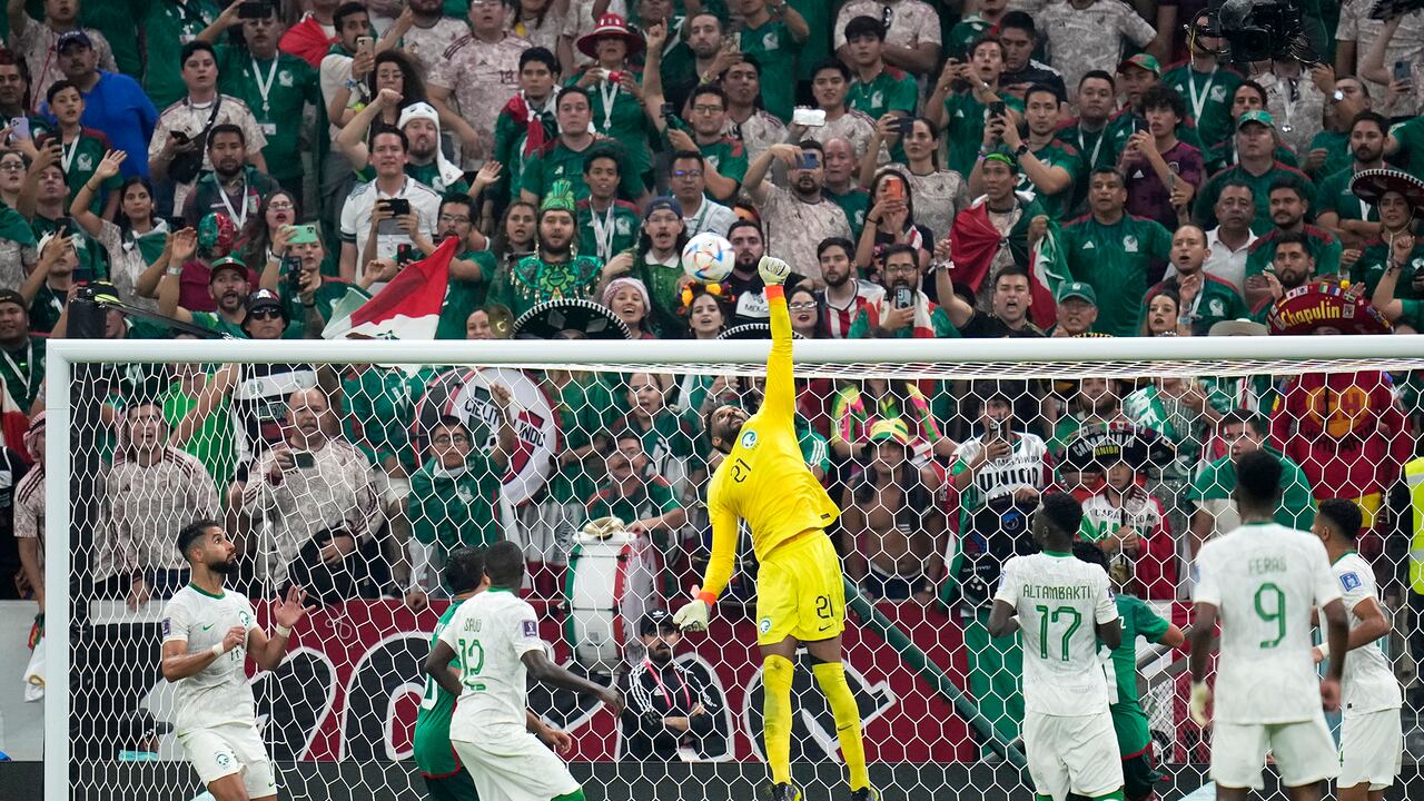 El portero de Arabia Saudita, Mohammed al-Owais, busca el balón durante el partido de fútbol del Grupo C de la Copa Mundial entre Arabia Saudita y México, en el estadio Lusail en Lusail, Qatar, miércoles 30 de noviembre de 2022.