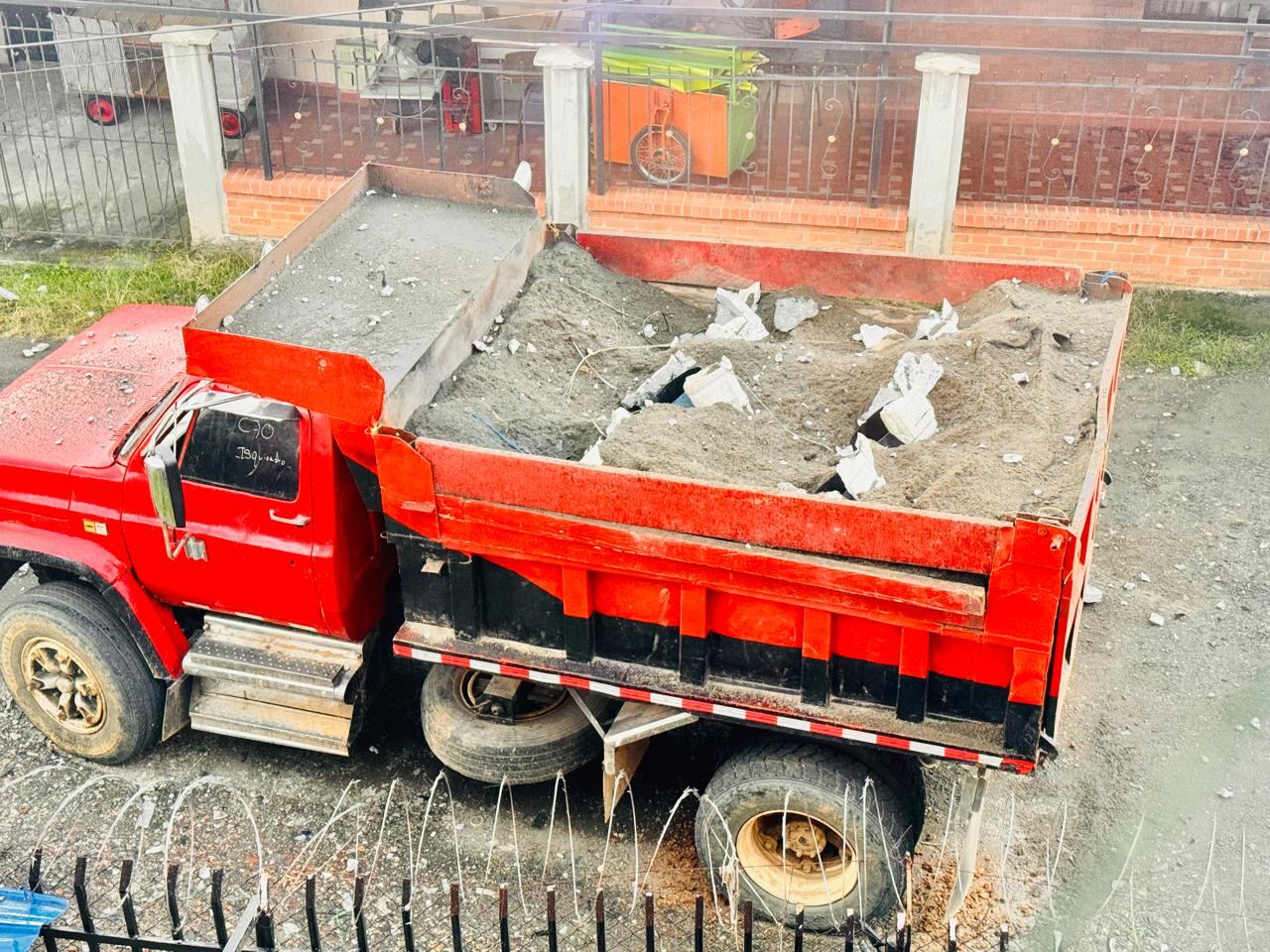 La volqueta que habrían utilizado las disidencias de las Farc para lanzar explosivos contra el comando de Policía en Popayan.