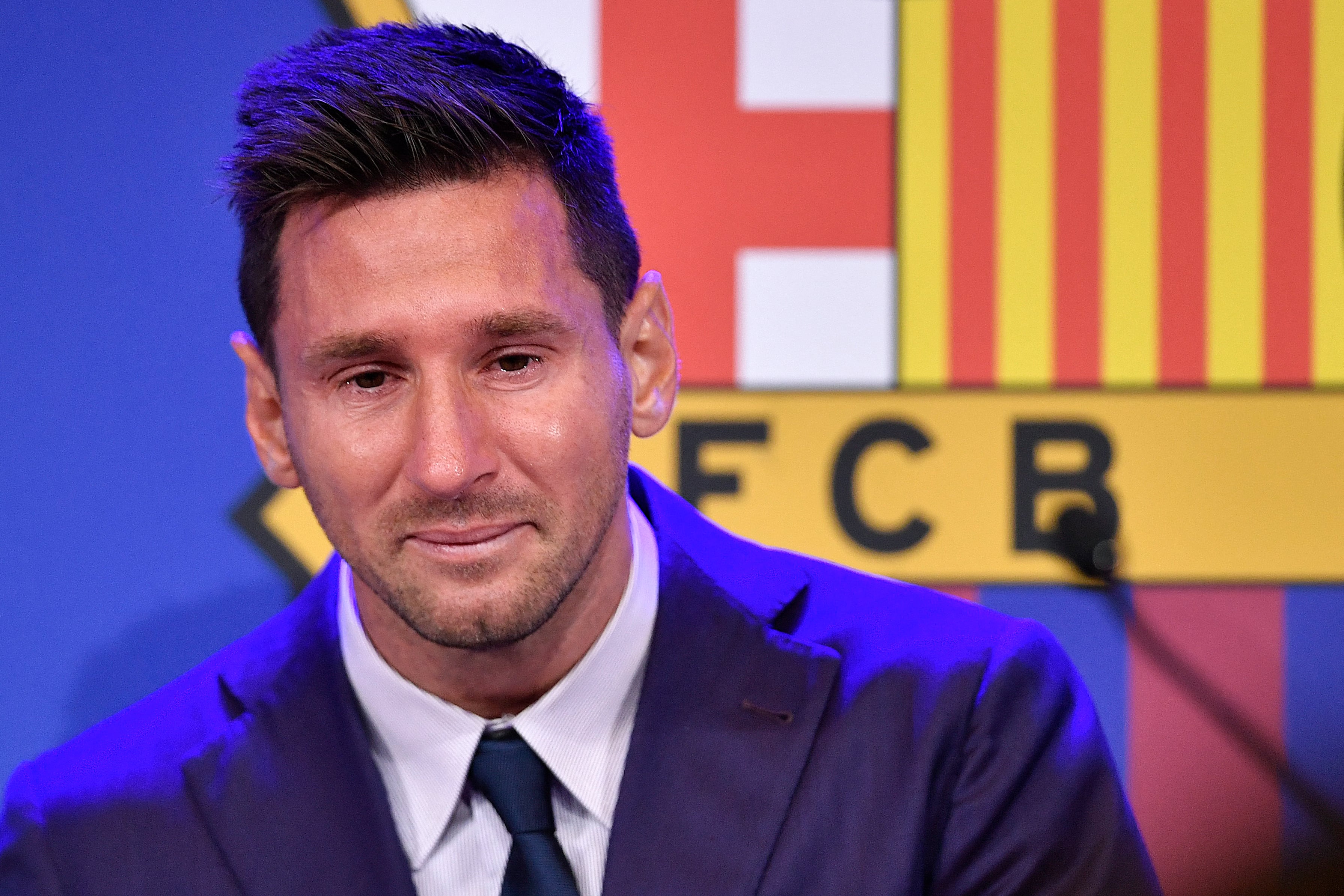 El delantero argentino del Barcelona Lionel Messi llora durante una rueda de prensa en el estadio Camp Nou de Barcelona el 8 de agosto de 2021. - Messi contuvo las lágrimas al comenzar una rueda de prensa en la que confirmó que se marcha del Barcelona, ​​donde ha jugado toda su carrera. . (Foto de Pau BARRENA / AFP)