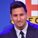 El delantero argentino del Barcelona Lionel Messi llora durante una rueda de prensa en el estadio Camp Nou de Barcelona el 8 de agosto de 2021. - Messi contuvo las lágrimas al comenzar una rueda de prensa en la que confirmó que se marcha del Barcelona, donde ha jugado toda su carrera. . (Foto de Pau BARRENA / AFP)