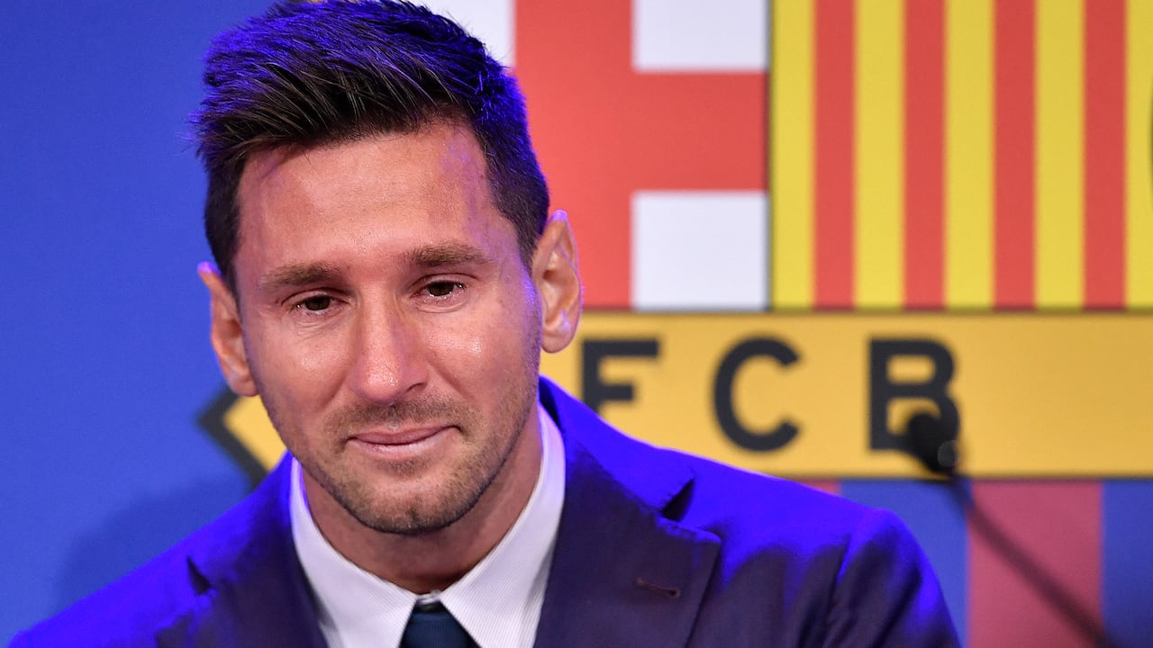 El delantero argentino del Barcelona Lionel Messi lloró durante una rueda de prensa en el estadio Camp Nou de Barcelona el pasado 8 de agosto de 2021.