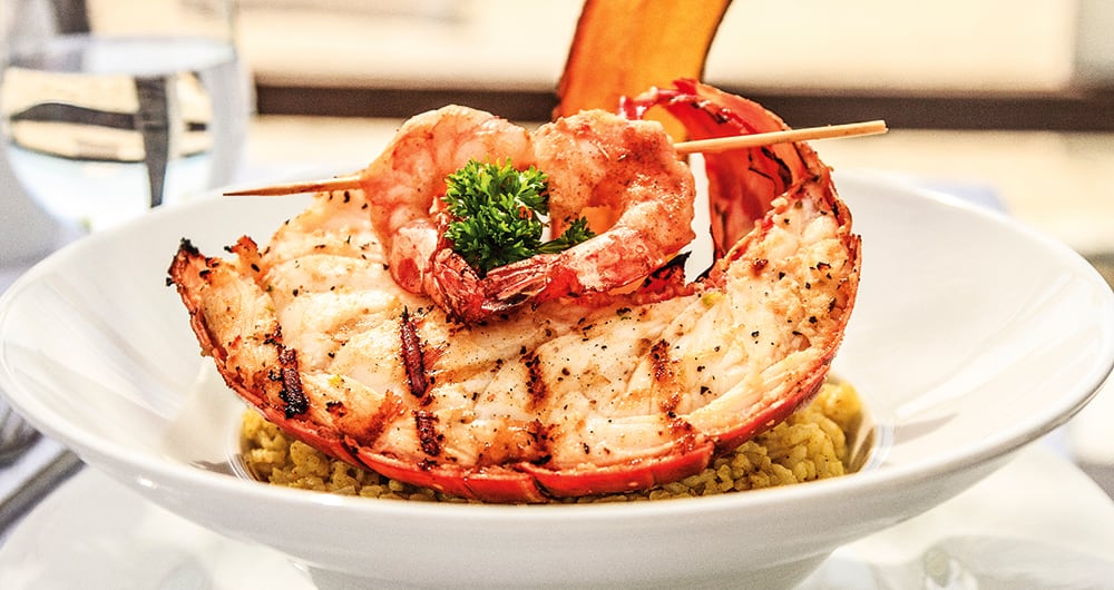 Plato de mariscos con langosta y camarones; una de las especialidades del Caribe colombiano.