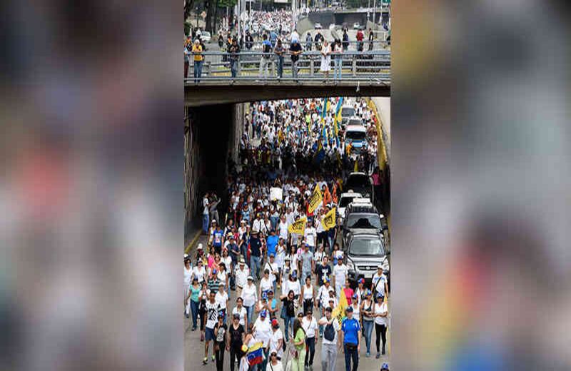 El tránsito fue interrumpido en la Autopista Francisco Fajardo, al este de Caracas. Y en los alrededores del palacio de Miraflores también hubo manifestantes.
