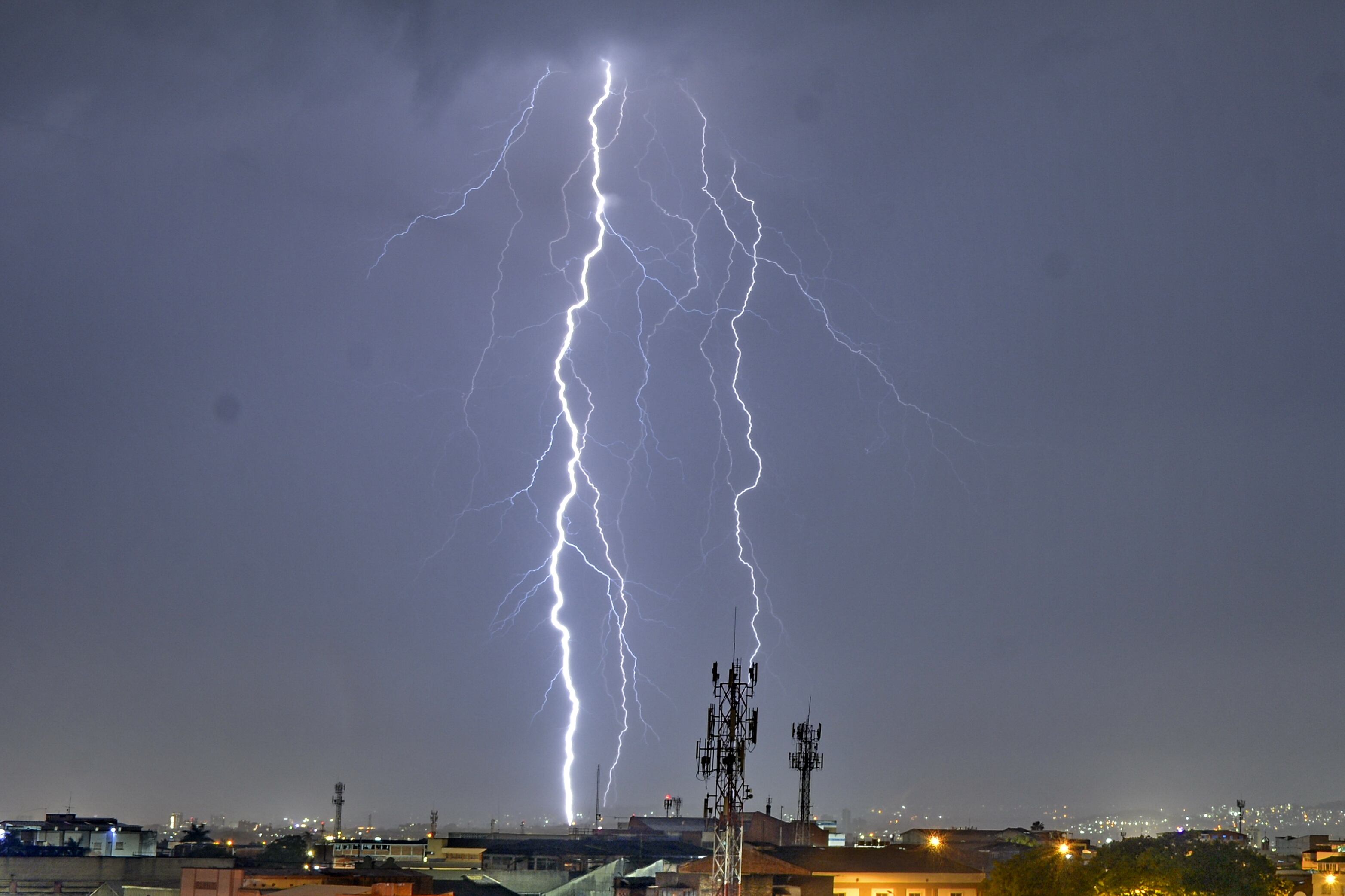 En medio de Fenómeno del Niño, se están presentando fuertes aguaceros con tormentas eléctricas, que tienen a los caleños sin saber si viene una ola de calor o de lluvias. Sin embargo, muchos agradecen estos aguaceros que refrescan la Sultana del Valle.
