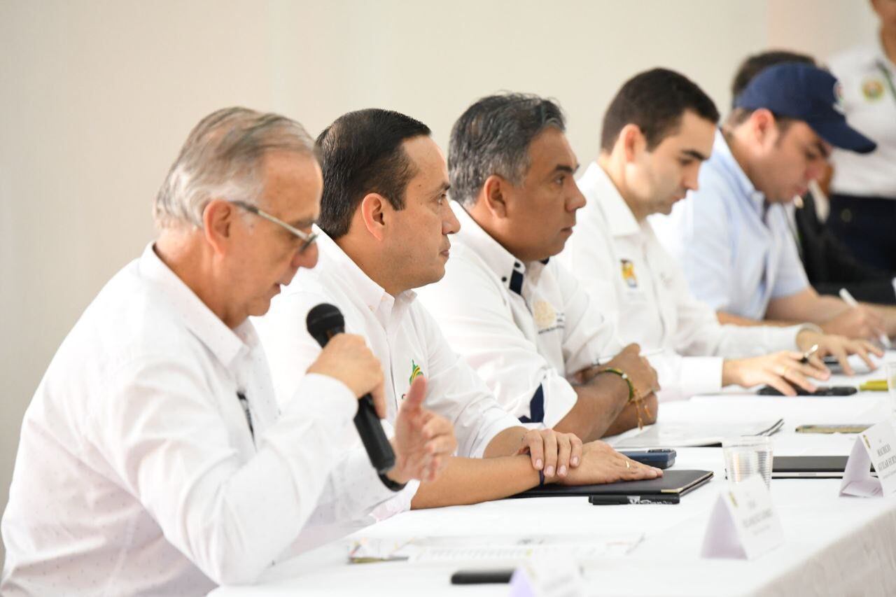 Gobernadores, alcaldes, autoridades policiales y miliares participaron del consejo de seguridad.