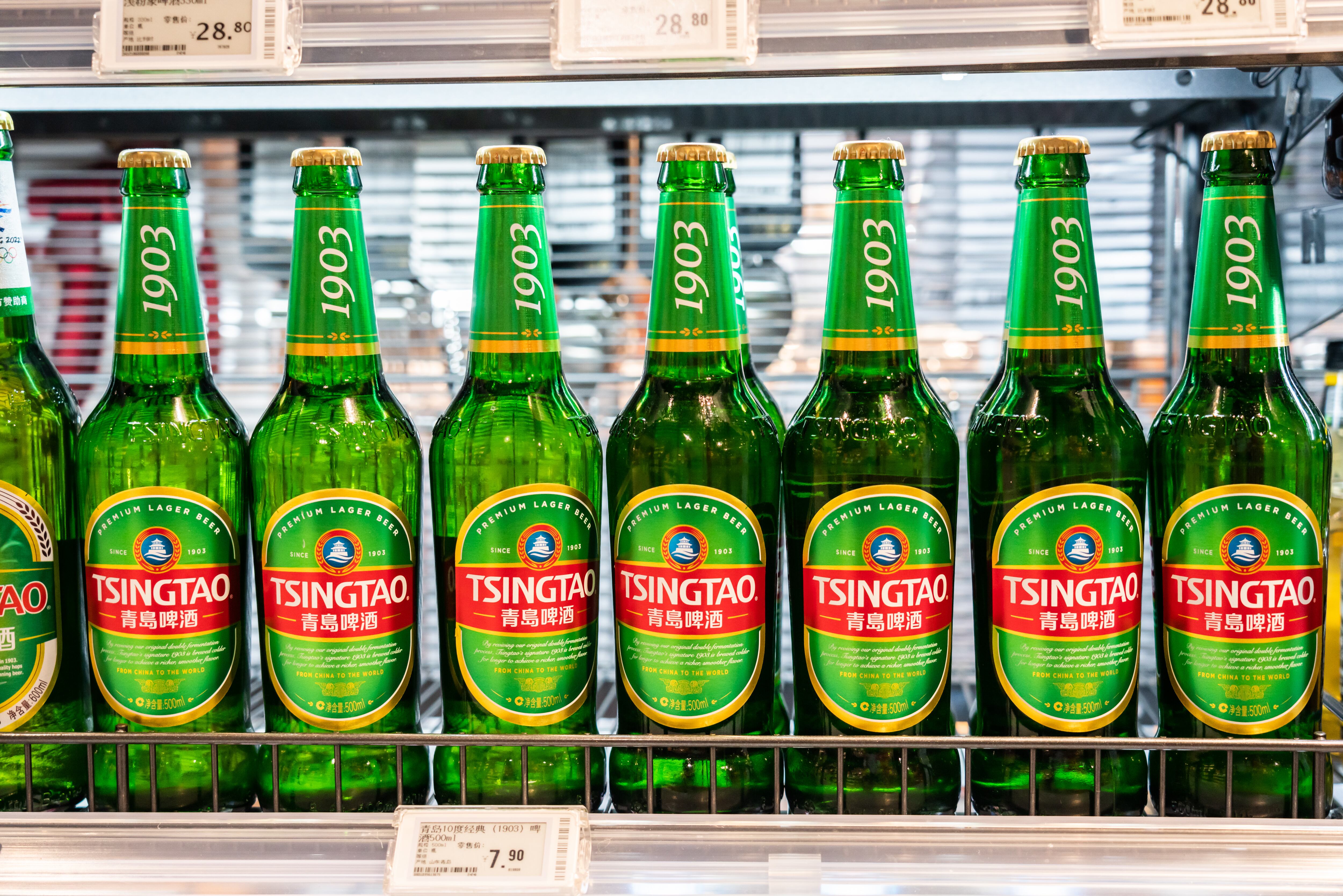 Botellas de cerveza Tsingtao expuestas a la venta en un supermercado.