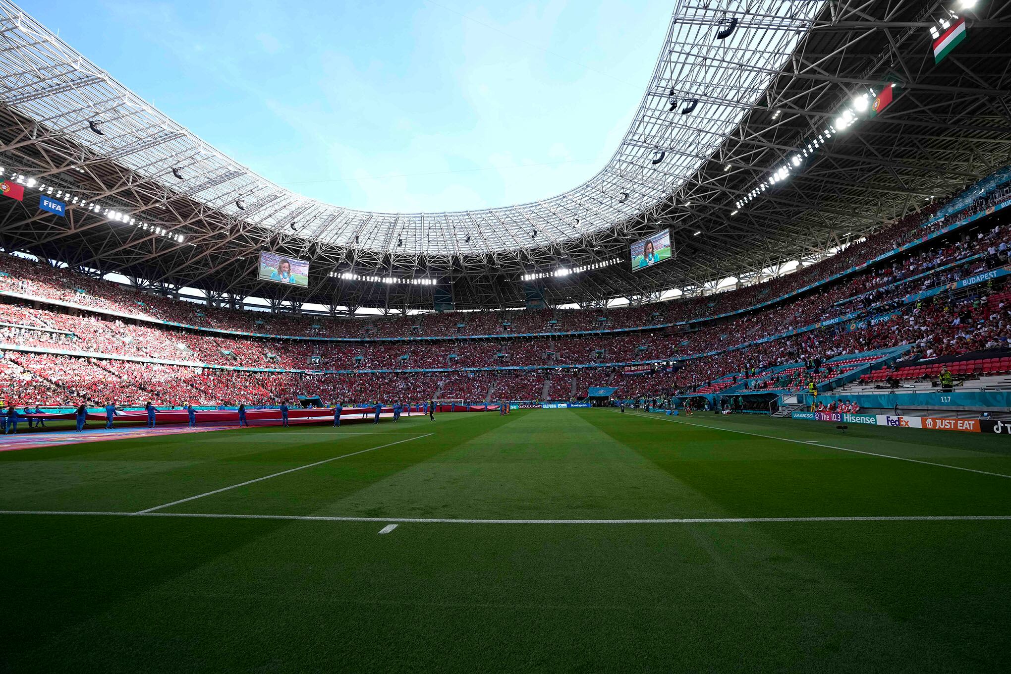 Los fanáticos del fútbol asisten al partido del grupo F del campeonato de fútbol de la Euro 2020 entre Hungría y Portugal en el estadio Ferenc Puskas en Budapest, Hungría, el martes 15 de junio de 2021 (Bernadett Szabo / Pool vía AP)