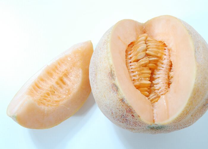 El melón tiene gran contenido de fitoquímicos que son vitaminas antioxidantes como C y A, conocidas por prevenir y controlar el daño articular.