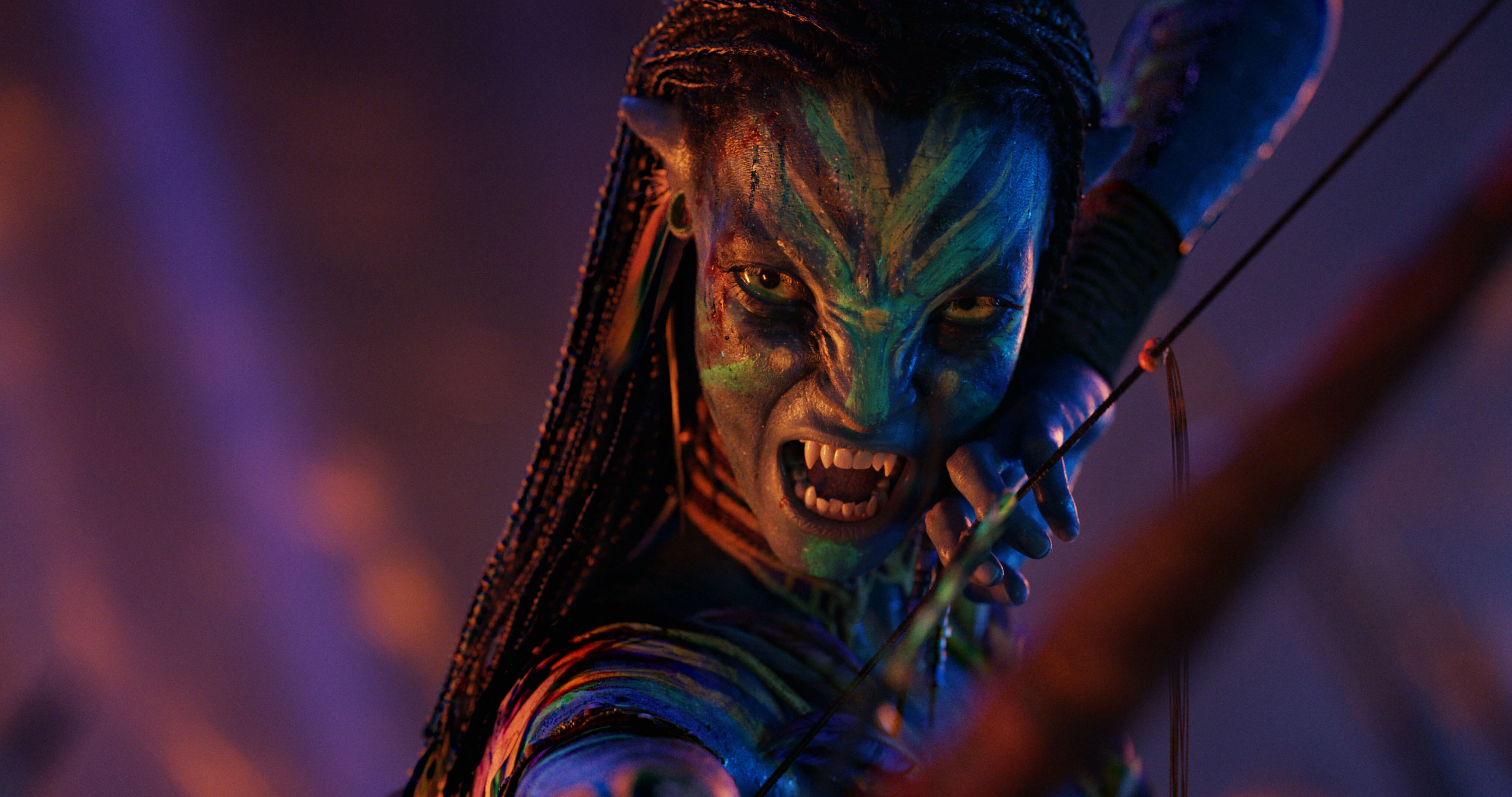 Zoe Saldaña como Neytiri en AVATAR: FUEGO Y CENIZAS de 20th Century Studios. Foto cortesía de 20th Century Studios. © 2025 Estudios del siglo XX. Reservados todos los derechos.