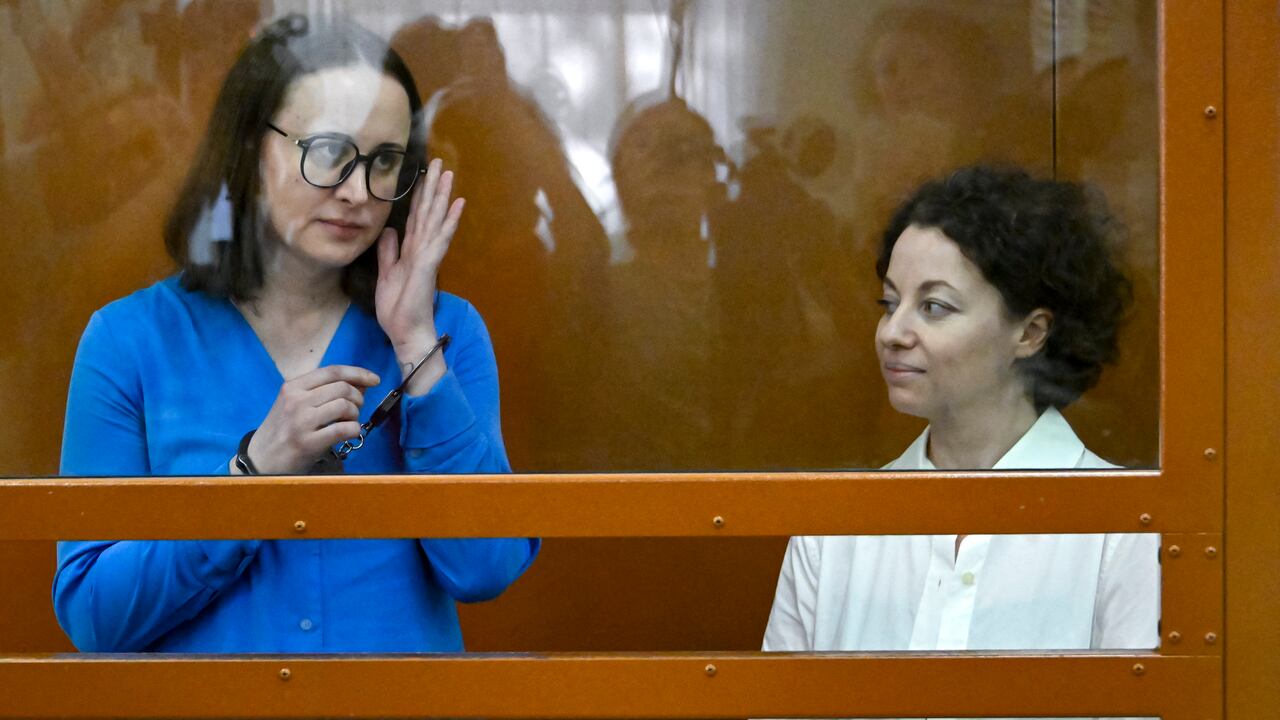 La directora de teatro Yevgeniya Berkovich (derecha) y la dramaturga Svetlana Petriychuk, acusadas de "justificar le terrorismo" en su galardonada obra de teatro sobre mujeres rusas manipuladas y reclutadas por el Estados Islámico para casarse en Siria.