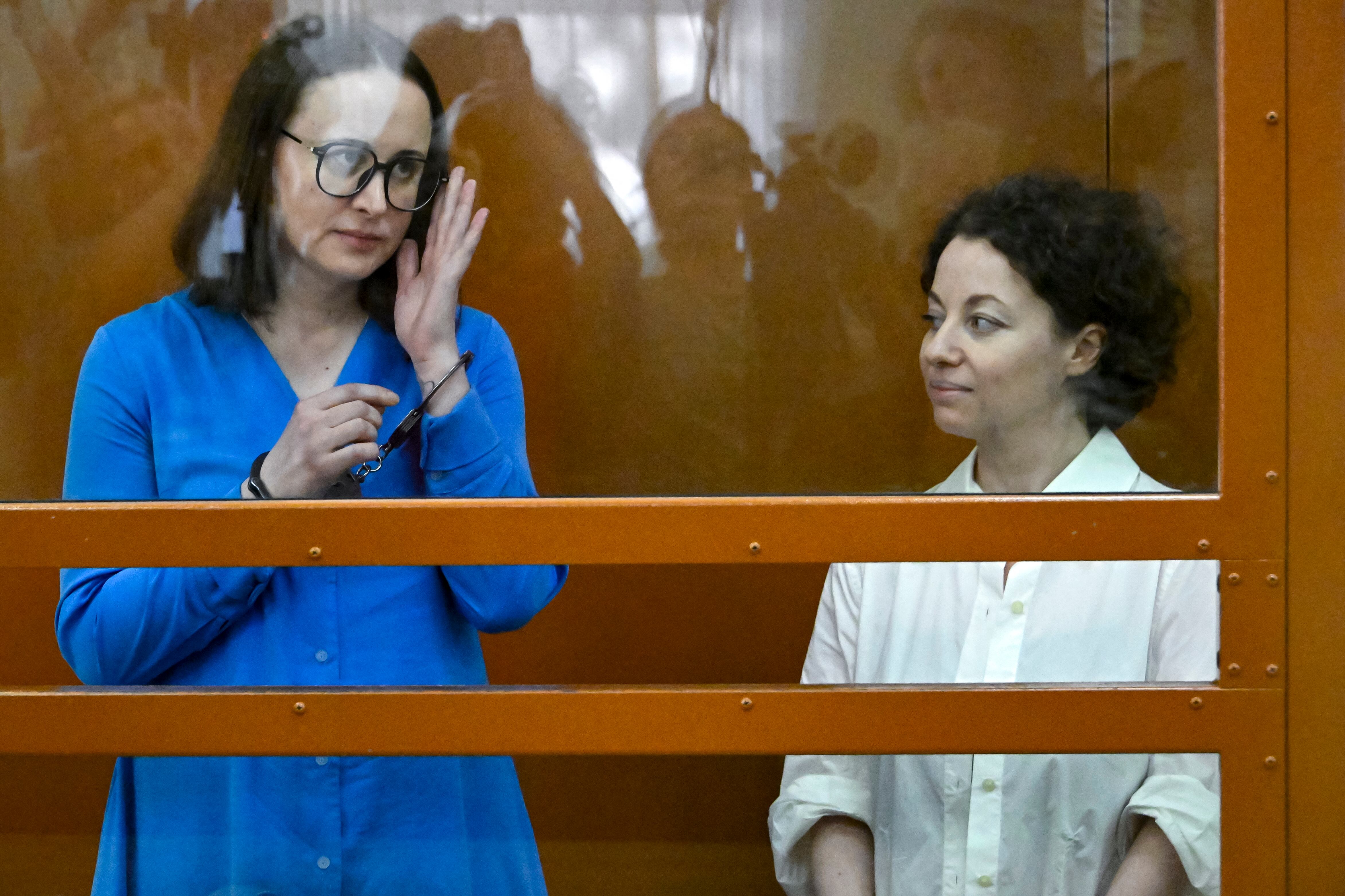La directora de teatro Yevgeniya Berkovich (derecha) y la dramaturga Svetlana Petriychuk, acusadas de "justificar le terrorismo" en su galardonada obra de teatro sobre mujeres rusas manipuladas y reclutadas por el Estados Islámico para casarse en Siria.
