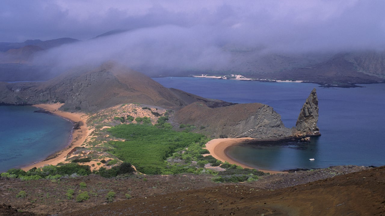 Ecuador, Islas Galápagos, Isla Bartolomé, Vista de la Roca Pináculo.