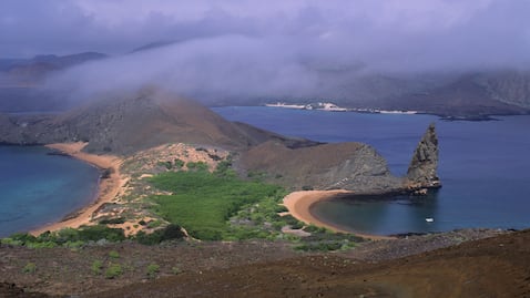 Ecuador, Islas Galápagos, Isla Bartolomé, Vista de la Roca Pináculo.