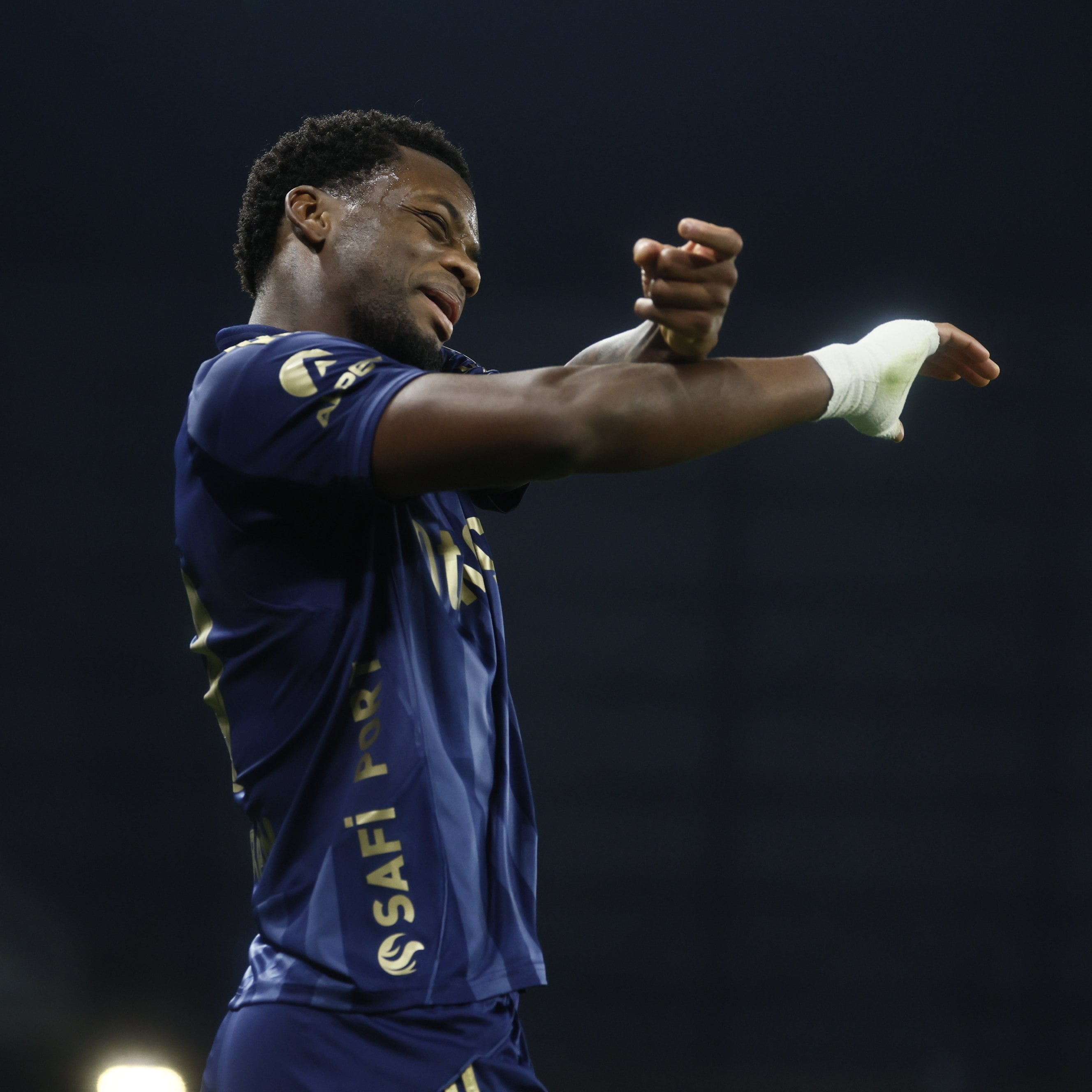 Jhon Durán celebra el gol con el Fenerbahçe.