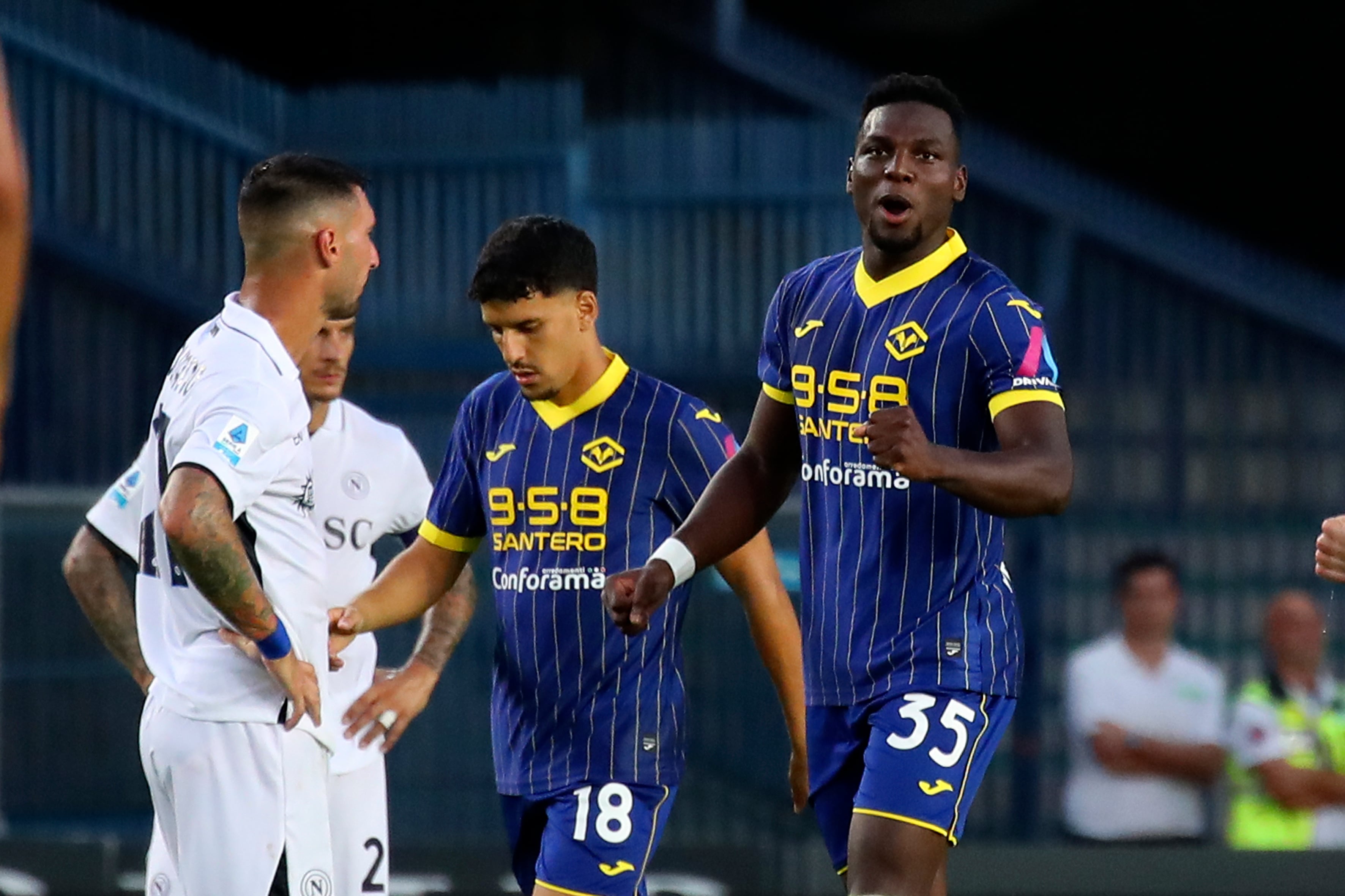 El colombiano del Hellas Verona, Daniel Mosquera (derecha) celebra su anotación durante el partido de la Liga de Italia antre el Hellas Verona y el Nápoles en el estadio Marcantonio Bentegodi, en Verona, Italia, el domingo 18 de agosto de 2024.