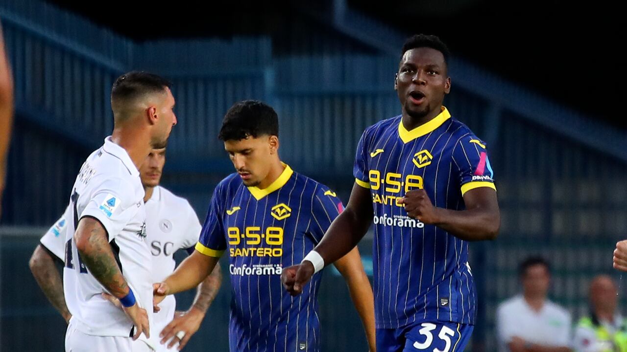 El colombiano del Hellas Verona, Daniel Mosquera (derecha) celebra su anotación durante el partido de la Liga de Italia antre el Hellas Verona y el Nápoles en el estadio Marcantonio Bentegodi, en Verona, Italia, el domingo 18 de agosto de 2024.