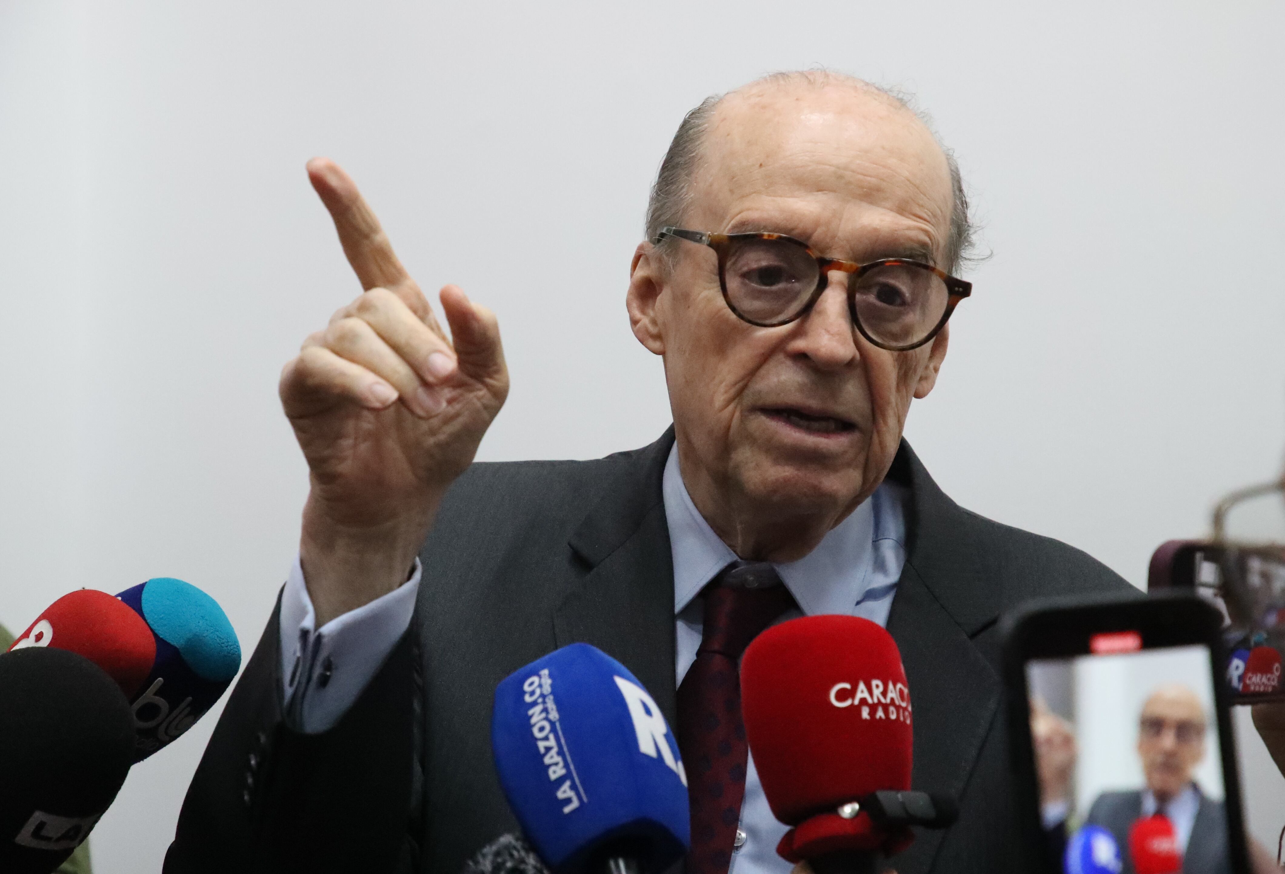 Excanciler Álvaro Leyva en rueda de prensa en la Procuraduría General de la Nación