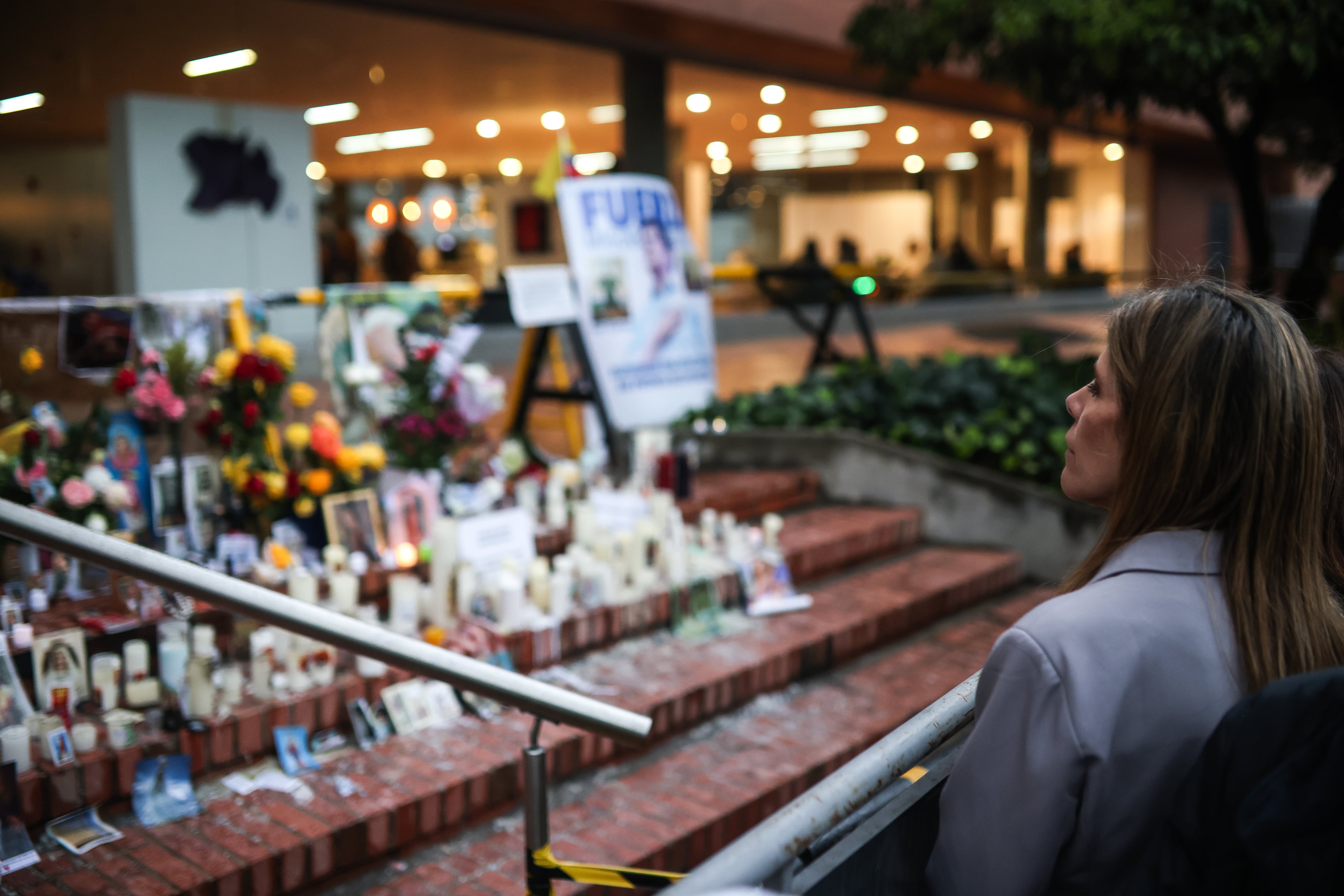 María Carolina Hoyos Turbay, hermana de Miguel Uribe Turbay .
#fuerzamiguel.