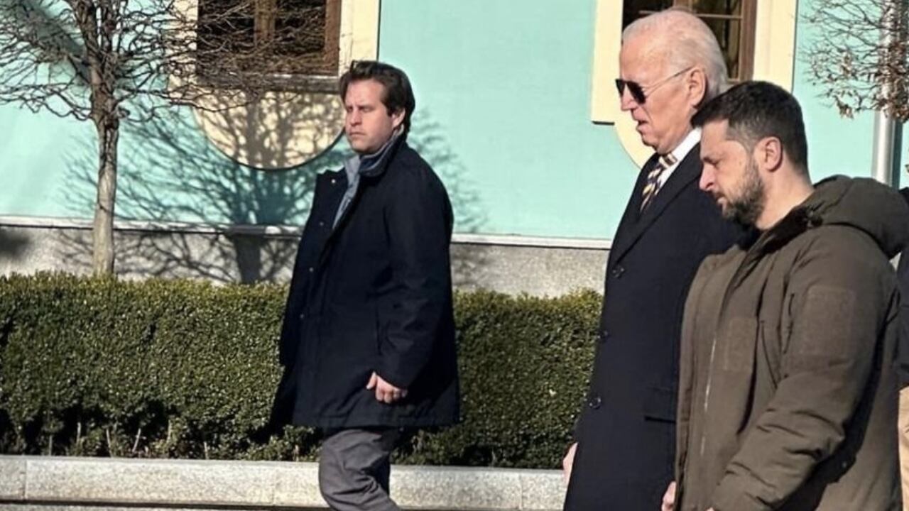 Con un fuerte dispositivo de seguridad, el presidente Joe Biden caminó junto a Volodímir Zelenski por las calles de Kiev