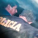 El derrocado presidente de Perú, Pedro Castillo, es escoltado por la policía una comisaría.